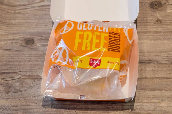 Milan, İtalya - 29 Mayıs 2018: Mcdonald's Gluten Ücretsiz Burger foiol