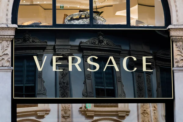 koper wees gegroet Raad Versace store Stock Photos, Royalty Free Versace store Images |  Depositphotos