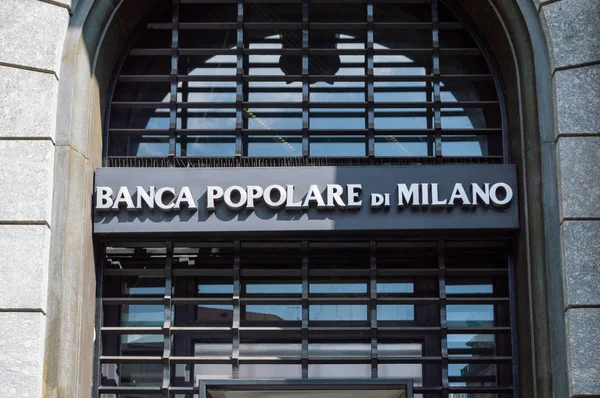 Milan, İtalya - 29 Mayıs 2018: Banca Popolare de Milano logo ve işareti.