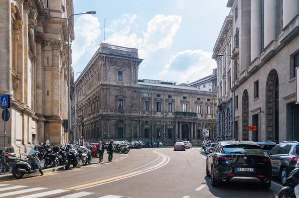 Milan, İtalya - 29 Mayıs 2018: Largo Raffaele Mattioli sokak.