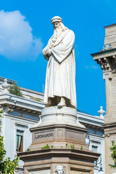 Milan, İtalya - 29 Mayıs 2018: Leonardo da Vinci heykeli.