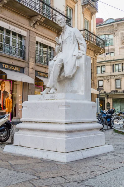 Milan, İtalya - 29 Mayıs 2018: Giulio Ricordi anıt.