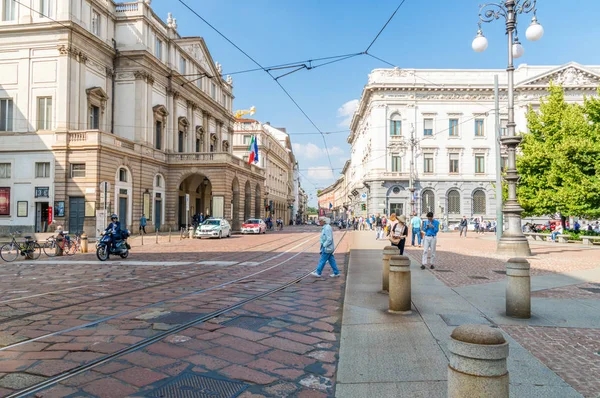 Milan, İtalya - 29 Mayıs 2018: Tarihsel Piazza della Scala street.