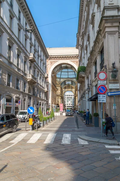 Milan, İtalya - 29 Mayıs 2018: galleria Vittorio Emanuele II girişleri biri.
