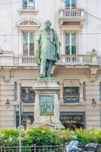 Milan, İtalya - 29 Mayıs 2018: Carlo Cattaneo anıt Milano.