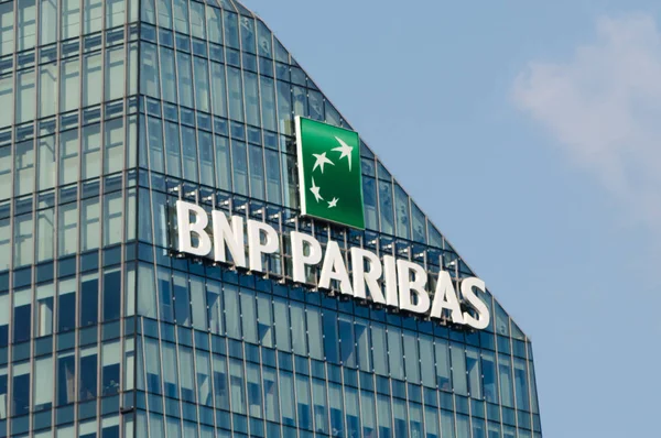 Milan, İtalya - 29 Mayıs 2018: Bnp Paribas logo ve işareti.