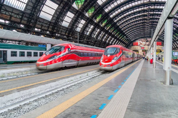 Milan, İtalya - 30 Mayıs 2018: Milan Merkez Tren Garı, Trenitalia yüksek hızlı tren.