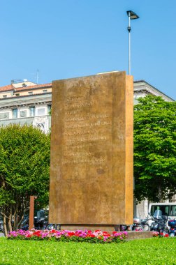 Bergamo, İtalya - 30 Mayıs 2018: Anıt partizan Bergamo, yazıt.