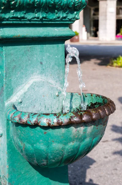 Çeşme soğuk suda.