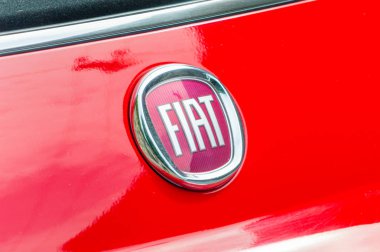 Bergamo, İtalya - 30 Mayıs 2018: Fiat logosu bir kırmızı araba vücut üzerinde.