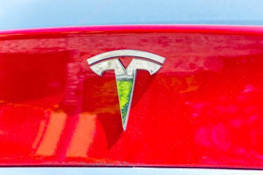 Bergamo, İtalya - 30 Mayıs 2018: Tesla logo bir kırmızı araba vücut üzerinde.
