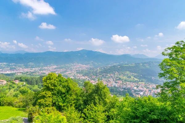 Manzaralı San Vigilio Castle (Castello di San Vigilio) Bergamo, İtalya.