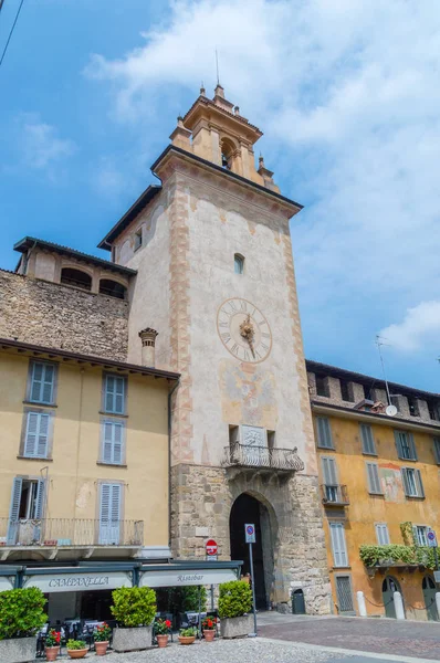 Bergamo, İtalya - 30 Mayıs 2018: Bergamo Saat Kulesi. Piazza della Cittadella Torre Dell'Orologio.