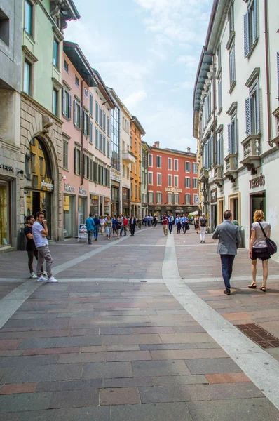 Bergamo, İtalya - 30 Mayıs 2018: Bergamo, Via Xx Settembre sokak.