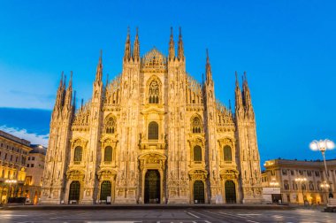 Milan, İtalya - 31 Mayıs 2018: Milan Katedrali (Duomo di Milano) ve sabah meydanda Duomo Milan, İtalya.