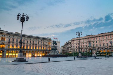 Milan, İtalya - 31 Mayıs 2018: Piazza del Duomo (Katedral Meydanı) sabah.