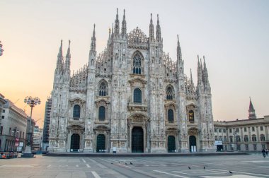 Milan, İtalya - 31 Mayıs 2018: Ünlü Duomo Katedrali gündoğumu.
