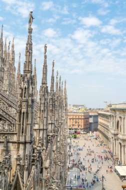 Milan, İtalya - 31 Mayıs 2018: İçin çatı ile heykeller Duomo di Milano, görünüm.