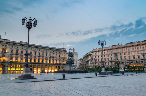 Milan, İtalya - 31 Mayıs 2018: Piazza del Duomo (Katedral Meydanı) sabah.
