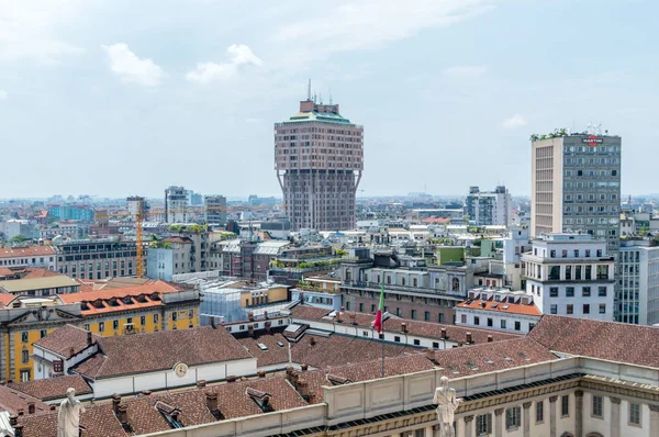 Milan, İtalya - 31 Mayıs 2018: Panoramik Velasca Tower(Torre Velasca). Milan için görünümden Duomo çatısı