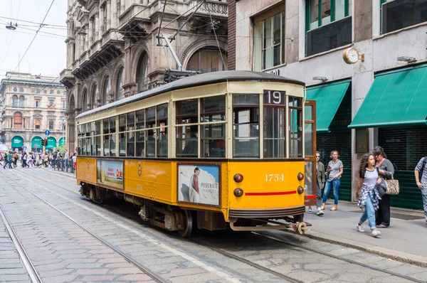 Milan Italie Mai 2018 Tram Jaune Historique Dans Rue Milan — Photo