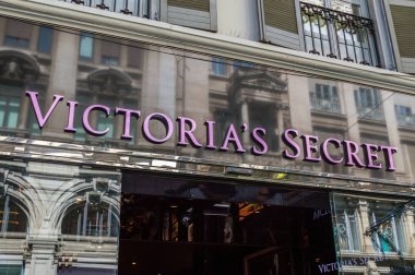 Milan, İtalya - 1 Haziran 2018: Victoria's Secret moda mağazasında imzalamak.