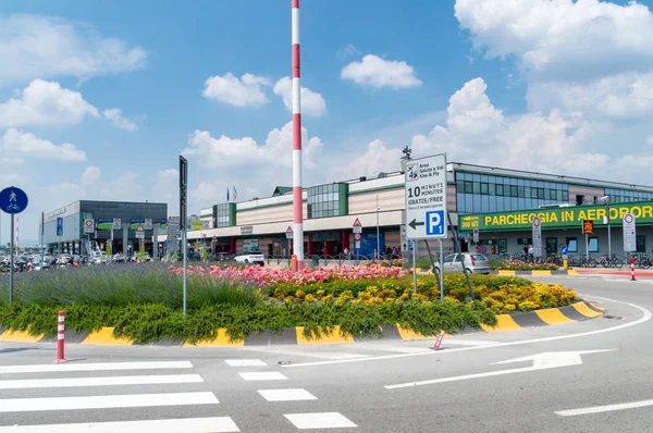 Bergamo, İtalya - 2 Haziran 2018: Bergamo Uluslararası Havaalanı termnal güneşli bir gün.