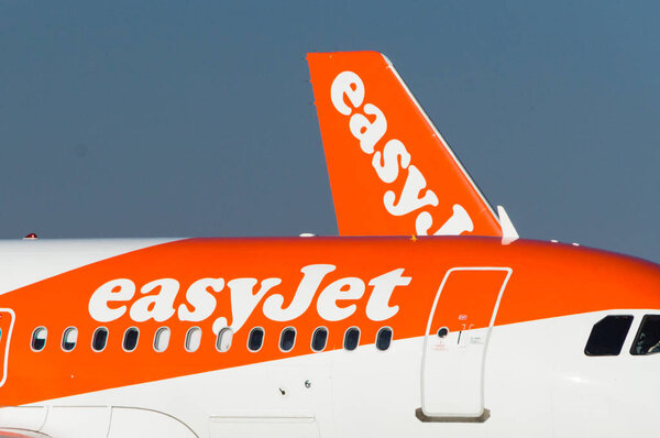 Марракеш, Марокко - 2 июня 2018 года: логотип easyJet и подпись на самолете
.
