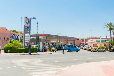Marakeş, Fas - 3 Haziran 2018: Toplam benzin istasyonu.