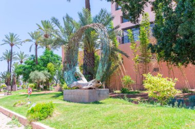 Marrakech, Fas - 3 Haziran 2018: Heykel Abdeljalil Saouli tarafından hazırlandı. Jardin sanat Garden'da heykel.