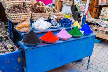 Marrakech, Fas - 3 Haziran 2018: Çok renkli kuru boyalar, boya ve pigmentler Marakeş Medine.