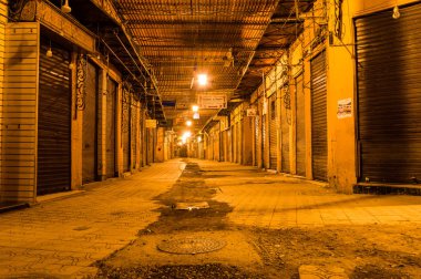 Marrakech, Fas - 4 Haziran 2018: Geceleri kapalı mağazaları ile Marakeş sokak yol.