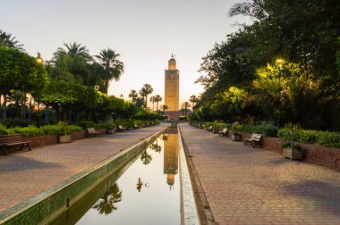 Koutoubia cami minaresi, gündoğumu Marakeş, Fas.