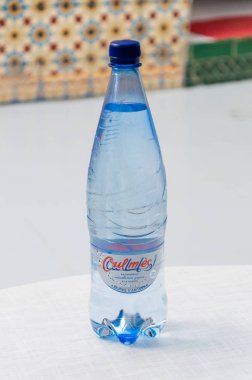 Marrakech, Fas - 4 Haziran 2018: Plastik şişe Oulmes köpüklü su.