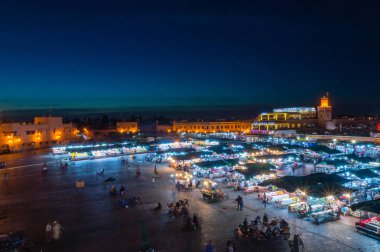 Marrakech, Fas - 4 Haziran 2018: Jemaa el-Cafe Argana ve kapalı souq doğru seyir Fnaa gece,.