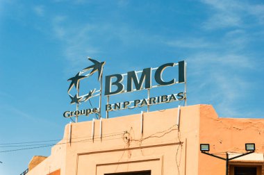 Marrakech, Fas - 5 Haziran 2018: Logo ve Bmci Groupe Bnp Paribas iz.