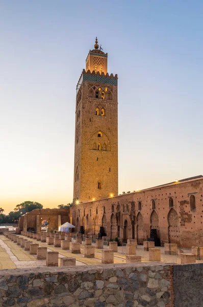 Minarete Mezquita Koutoubia Con Ruinas Antigua Mezquita Amanecer Marrakech Marruecos —  Fotos de Stock