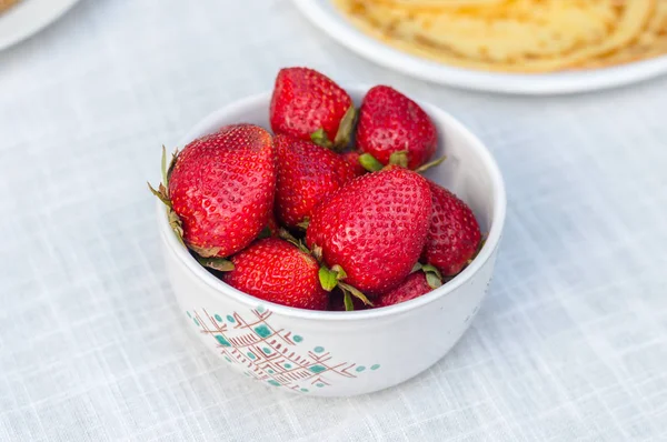 Kabın içinde Fas çilek.