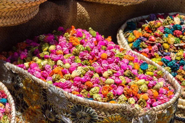 摩洛哥马拉喀什露天市场出售多色干花 — 图库照片