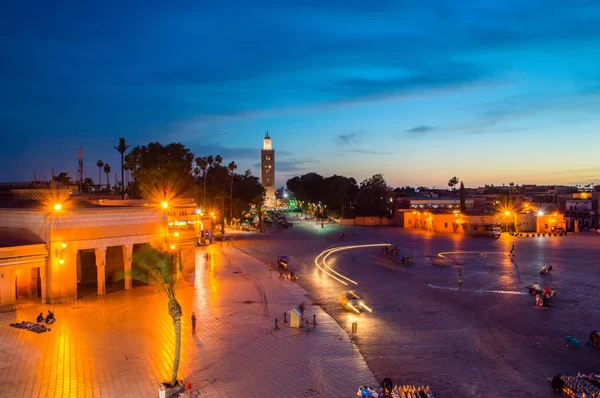 Vista Del Minarete Mezquita Koutoubia Desde Plaza Jemaa Fnaa Atardecer —  Fotos de Stock