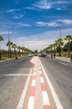 Marrakech, Fas - 5 Haziran 2018: Görünüm sokak arabalar için. Avenue de Menara Marakeş.