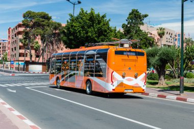 Marrakech, Fas - 5 Haziran 2018: Marakeş şehrinde elektrikli otobüs.