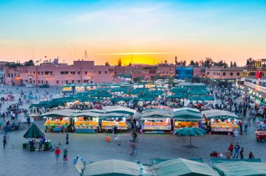 Marrakech, Fas - 5 Haziran 2018: Gün batımında Jemaa el Fnaa kare kalabalıkta.