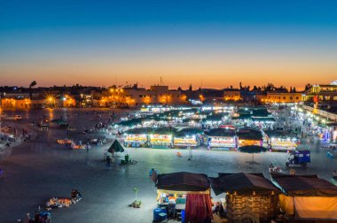 Marrakech, Fas - 5 Haziran 2018: Jemaa el Fnaa kare alacakaranlıkta zaman kalabalıkta.