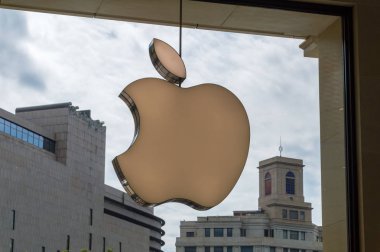 Barcelona, İspanya - 7 Haziran 2018: Logo Apple Inc.'in Barcelona mağazasında
