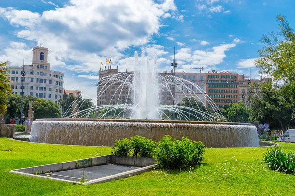 Barselona, İspanya, 7 Haziran 2018: Placa de Catalunya Barcelona, Su Çeşmesi.