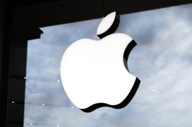 Barcelona, İspanya - 7 Haziran 2018: Logo Apple Inc.'in bir Apple store üzerinde. Apple Cupertino, California ve satan tüketici elektroniği ürünleri merkezi bulunan çok uluslu teknoloji firmasıdır.