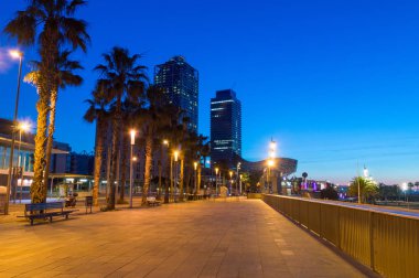 Barcelona, İspanya - 8 Haziran 2018: sonraki Barselona'da gece sahile görünümü boardwalk gökdelenler ile için.