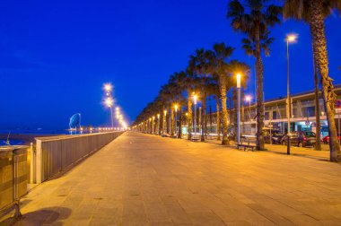 Barcelona, İspanya - 8 Haziran 2018: Boardwalk Barcelona'da beach gece yanındaki.