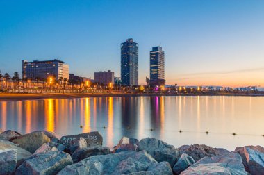 Barcelona, İspanya - 8 Haziran 2018: Sabahın erken saatlerinde Barcelona Beach.